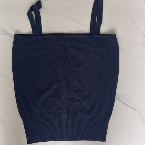 Espirit XL from HK fits as a medium US size. 68% rayon and 32% nylon - Picture 5 of 6